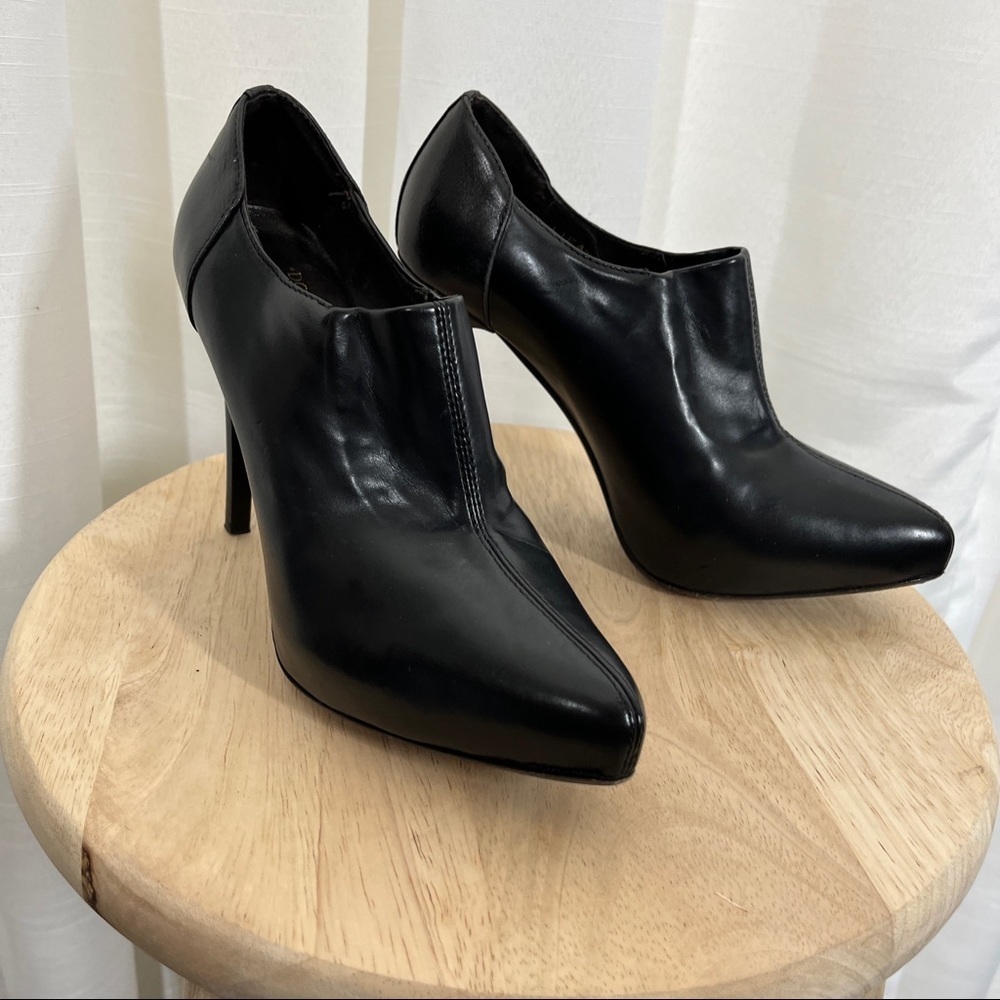 Donald J. Pliner Black leather heels